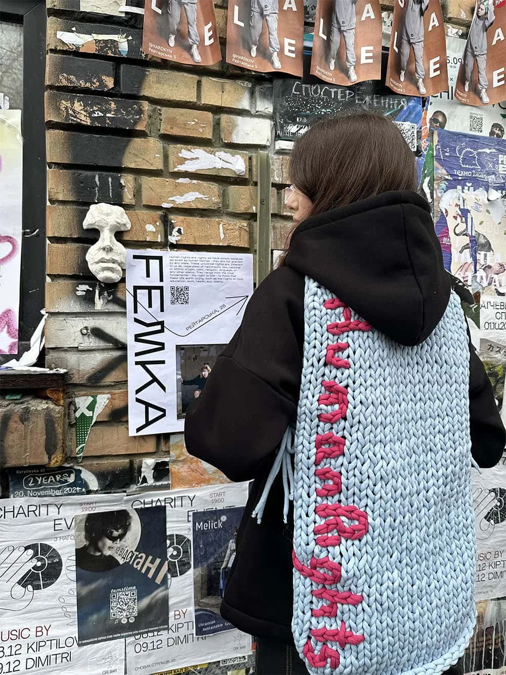 В‘язана накидка Human Rights